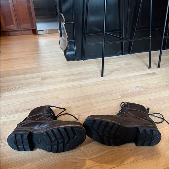 Men's UGG sz 11 preowned waterproof Brown Leather Boots - Picture 8 of 9